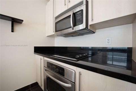 Condo in Miami, Florida, 2 bedrooms  № 1706675 - photo 10