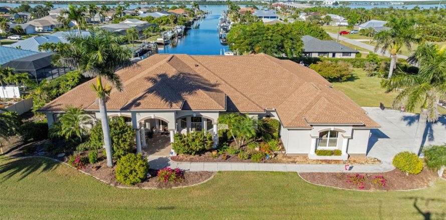 House in Port Charlotte, Florida 3 bedrooms, 396.23 sq.m. № 2330329