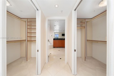 Condo in Miami Beach, Florida, 3 bedrooms  № 2078003 - photo 13