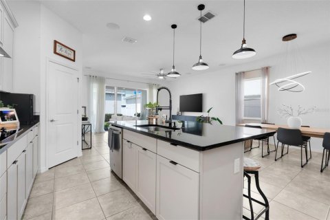 House in Winter Garden, Florida 4 bedrooms, 208.84 sq.m. № 1898700 - photo 12