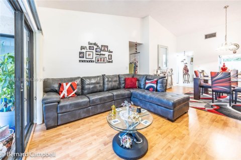 Townhouse in Coconut Creek, Florida 2 bedrooms, 93.83 sq.m. № 2058856 - photo 8