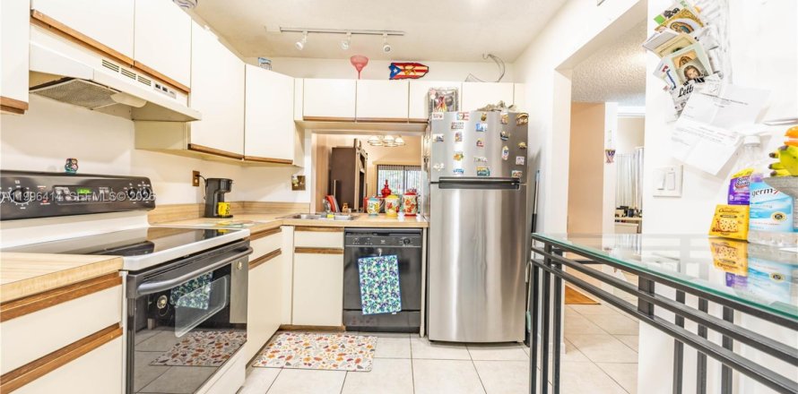 Townhouse in Coconut Creek, Florida 2 bedrooms, 93.83 sq.m. № 2058856