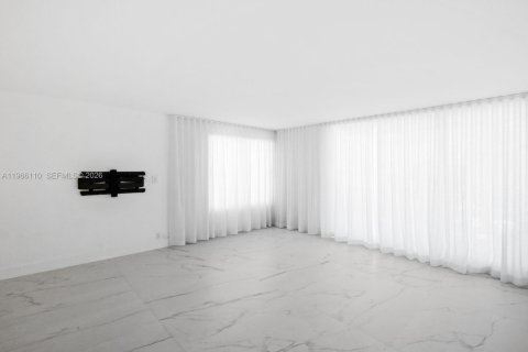 Condominio en venta en Miami Beach, Florida, 1 dormitorio, 89.37 m2 № 2031909 - foto 9