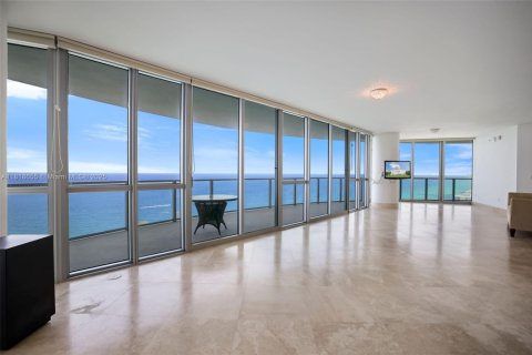 Condo in Hollywood, Florida, 3 bedrooms  № 2039343 - photo 9