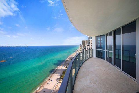 Condo in Hollywood, Florida, 3 bedrooms  № 2039343 - photo 2