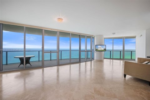 Condo in Hollywood, Florida, 3 bedrooms  № 2039343 - photo 8