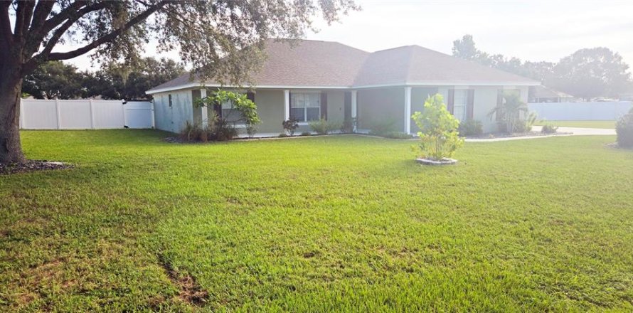 House in Winter Haven, Florida 3 bedrooms, 160.54 sq.m. № 1887131