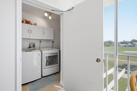 Condo in Venice, Florida, 2 bedrooms  № 2100655 - photo 24