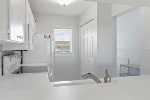 Condo in Venice, Florida, 2 bedrooms  № 2100655 - photo 16