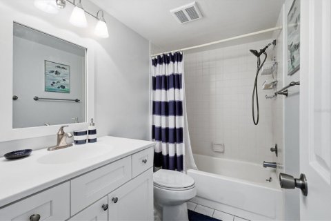 Condo in Venice, Florida, 2 bedrooms  № 2100655 - photo 23