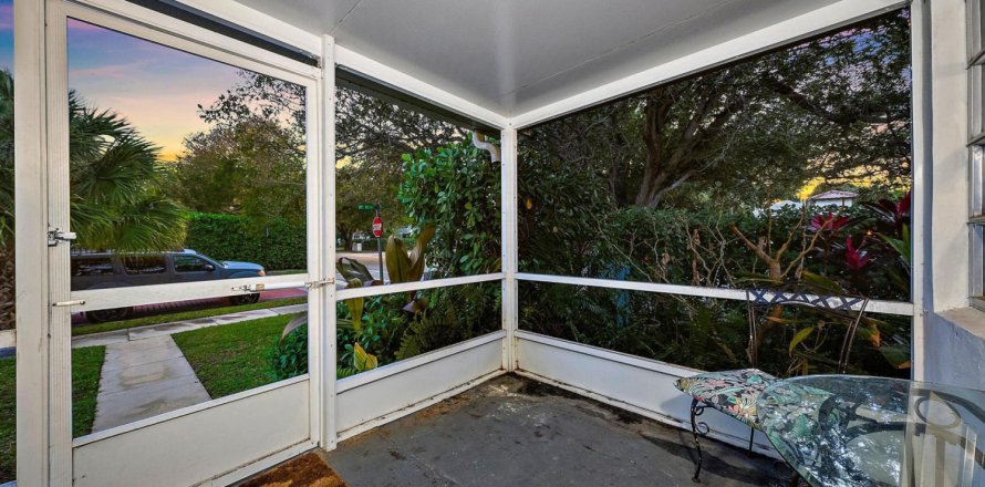 House in West Palm Beach, Florida 2 bedrooms, 122.26 sq.m. № 1221685