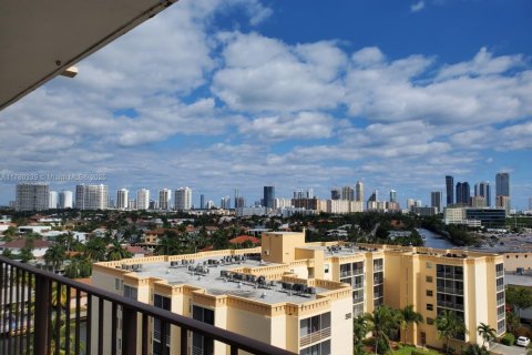 Condo in North Miami Beach, Florida, 2 bedrooms  № 1938075 - photo 1