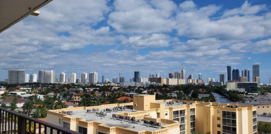 Condo in North Miami Beach, Florida, 2 bedrooms № 1938075