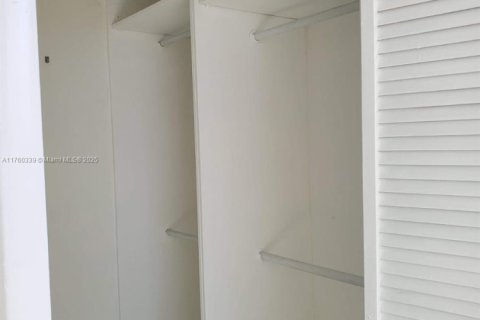 Condo in North Miami Beach, Florida, 2 bedrooms  № 1938075 - photo 5