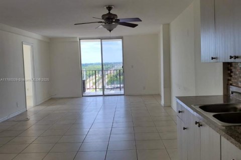 Condo in North Miami Beach, Florida, 2 bedrooms  № 1938075 - photo 2