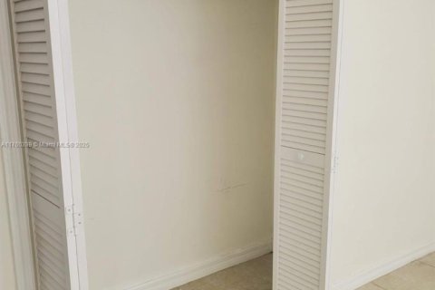Condo in North Miami Beach, Florida, 2 bedrooms  № 1938075 - photo 7