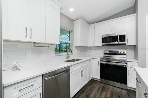House in Port Charlotte, Florida 3 bedrooms, 136.01 sq.m. № 1747111 - photo 8