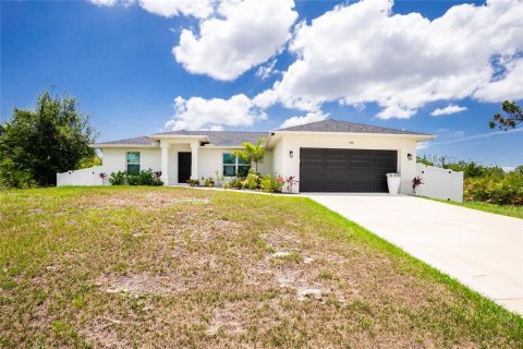 House in Port Charlotte, Florida 3 bedrooms, 136.01 sq.m. № 1747111 - photo 2