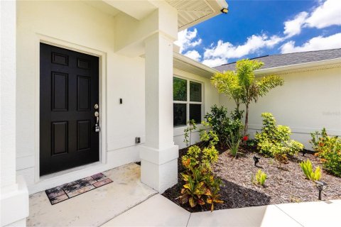 House in Port Charlotte, Florida 3 bedrooms, 136.01 sq.m. № 1747111 - photo 3