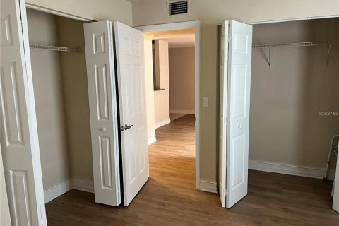 Condo in Land O' Lakes, Florida, 2 bedrooms  № 1548825 - photo 8