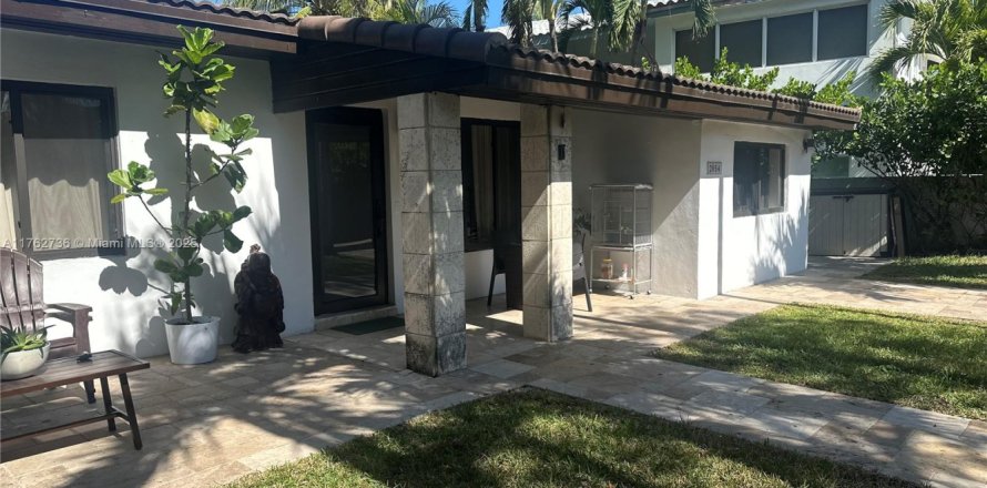 House in Miami Beach, Florida 4 bedrooms № 2034392