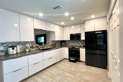 Townhouse in Sunrise, Florida 3 bedrooms, 148.27 sq.m. № 1944477 - photo 2