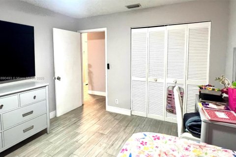 Townhouse in Sunrise, Florida 3 bedrooms, 148.27 sq.m. № 1944477 - photo 15