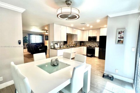 Townhouse in Sunrise, Florida 3 bedrooms, 148.27 sq.m. № 1944477 - photo 1