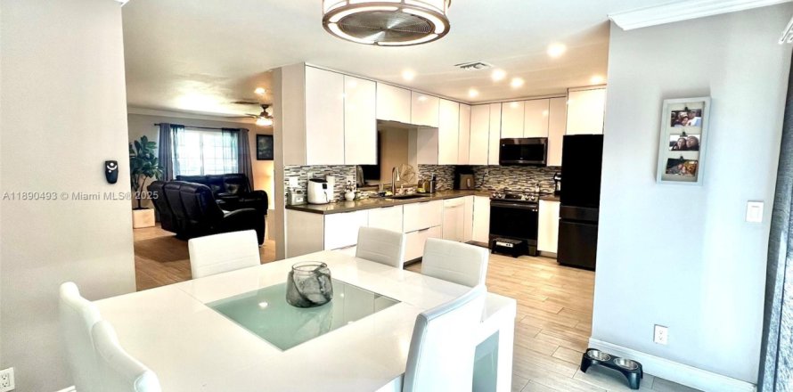 Townhouse in Sunrise, Florida 3 bedrooms, 148.27 sq.m. № 1944477