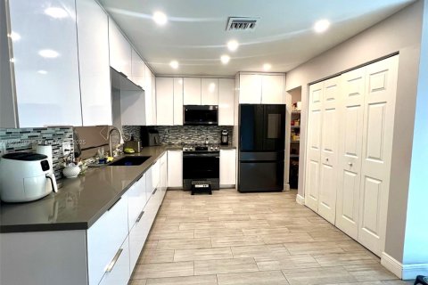 Townhouse in Sunrise, Florida 3 bedrooms, 148.27 sq.m. № 1944477 - photo 3