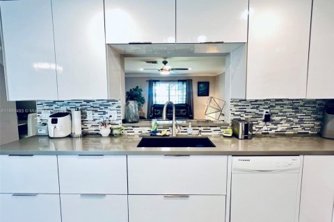 Townhouse in Sunrise, Florida 3 bedrooms, 148.27 sq.m. № 1944477 - photo 4