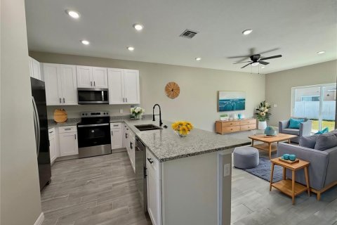 Apartamento en alquiler en Poinciana, Florida, 3 dormitorios, 125.42 m2 № 2216661 - foto 2
