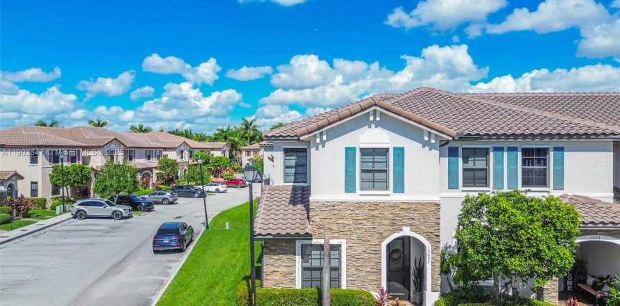 Townhouse in Miami, Florida 3 bedrooms, 139.91 sq.m. № 1955030