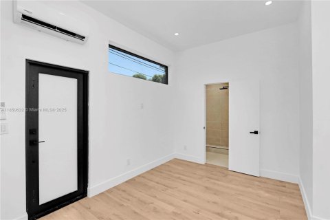 Villa ou maison à louer à Miami Beach, Floride: 1 chambre, 400.87 m2 № 1856871 - photo 3