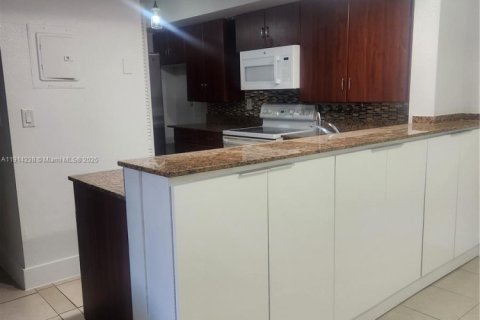 Copropriété à louer à Hialeah, Floride: 2 chambres, 102.75 m2 № 1972849 - photo 3