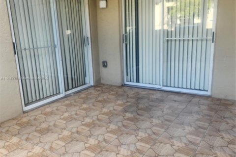 Copropriété à louer à Hialeah, Floride: 2 chambres, 102.75 m2 № 1972849 - photo 8