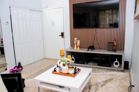 Condominio en alquiler en Sunny Isles Beach, Florida, 1 dormitorio, 59.46 m2 № 2393378 - foto 2