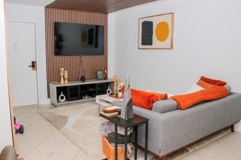 Condominio en alquiler en Sunny Isles Beach, Florida, 1 dormitorio, 59.46 m2 № 2393378 - foto 1