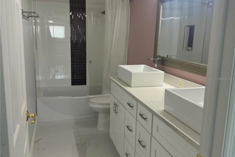 House in Orlando, Florida 5 bedrooms, 273.41 sq.m. № 1894179 - photo 9