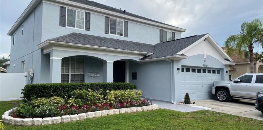 House in Orlando, Florida 5 bedrooms, 273.41 sq.m. № 1894179