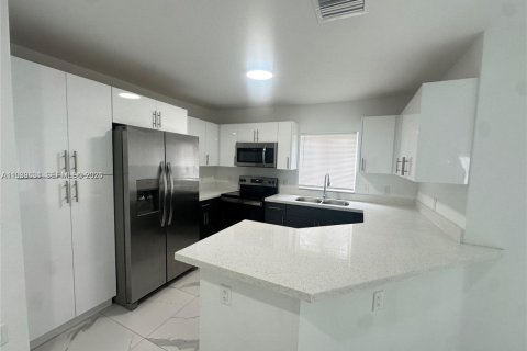 Townhouse in Hallandale Beach, Florida 3 bedrooms, 139.35 sq.m. № 1997010 - photo 12