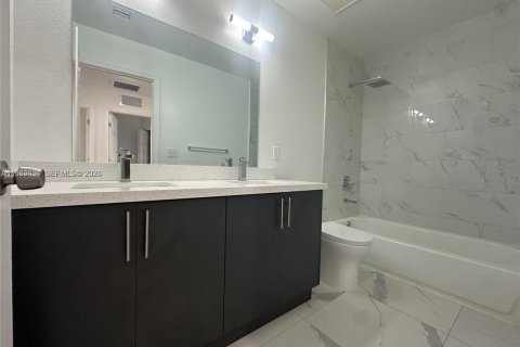 Townhouse in Hallandale Beach, Florida 3 bedrooms, 139.35 sq.m. № 1997010 - photo 20