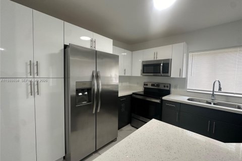 Townhouse in Hallandale Beach, Florida 3 bedrooms, 139.35 sq.m. № 1997010 - photo 14