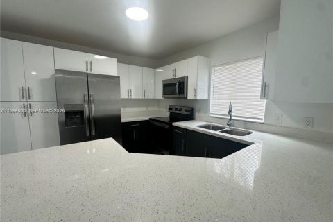 Townhouse in Hallandale Beach, Florida 3 bedrooms, 139.35 sq.m. № 1997010 - photo 13