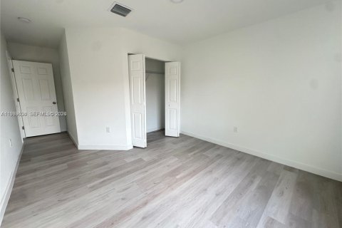 Townhouse in Hallandale Beach, Florida 3 bedrooms, 139.35 sq.m. № 1997010 - photo 17