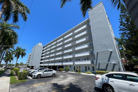 Copropriété à vendre à Hallandale Beach, Floride: 1 chambre, 67.45 m2 № 1978360 - photo 1