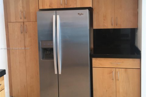 Condo in Miami, Florida, 1 bedroom  № 1927128 - photo 5