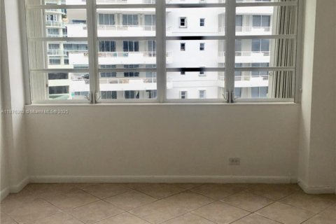 Condo in Miami, Florida, 1 bedroom  № 1927128 - photo 16