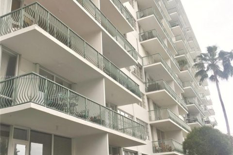 Condo in Miami, Florida, 1 bedroom  № 1927128 - photo 23