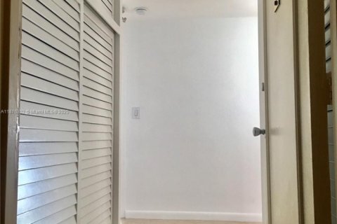 Condo in Miami, Florida, 1 bedroom  № 1927128 - photo 8